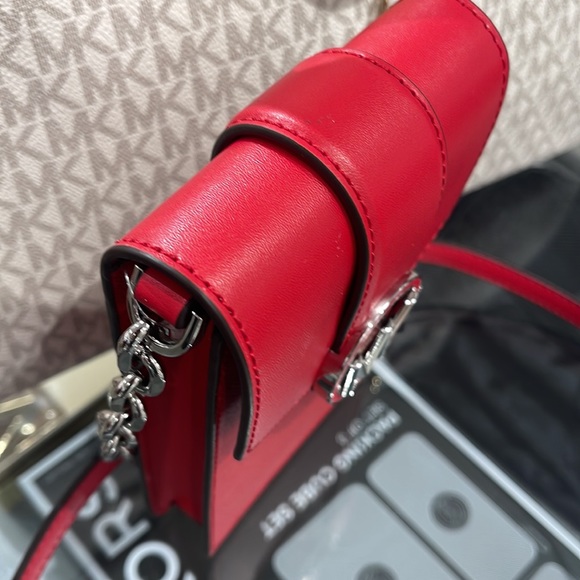 Michael Kors Carmen Small Logo Smartphone Crossbody Bag
Bright Red
NWT - Picture 4 of 16